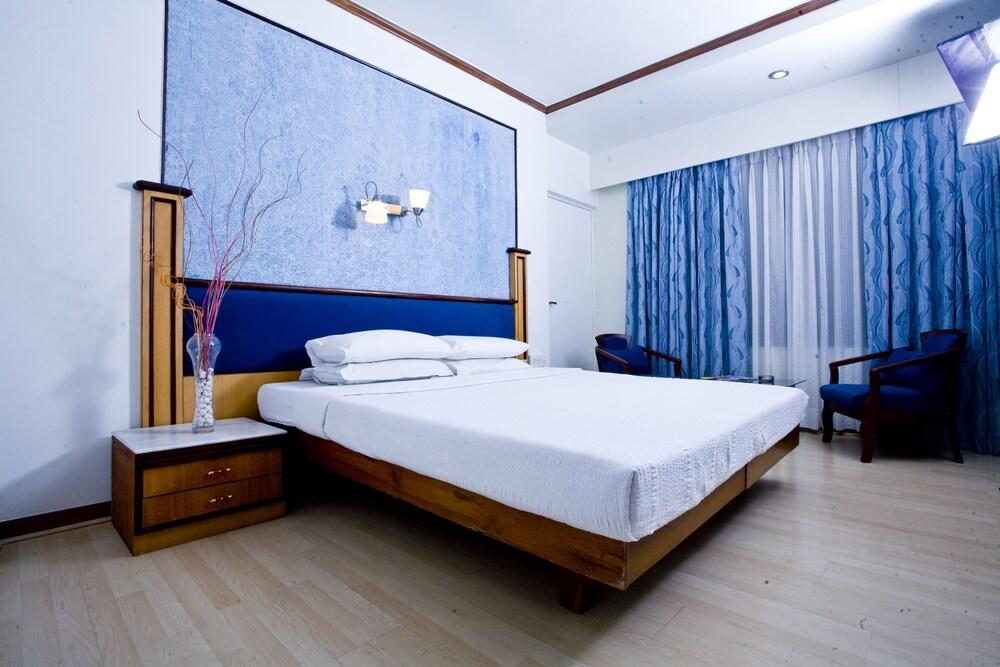 The President Hotel Shivajinagar Пюн Екстериор снимка