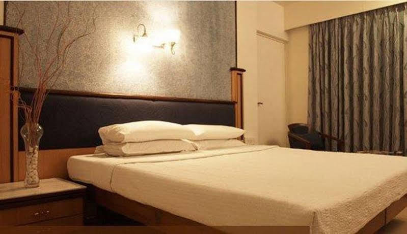 The President Hotel Shivajinagar Пюн Екстериор снимка